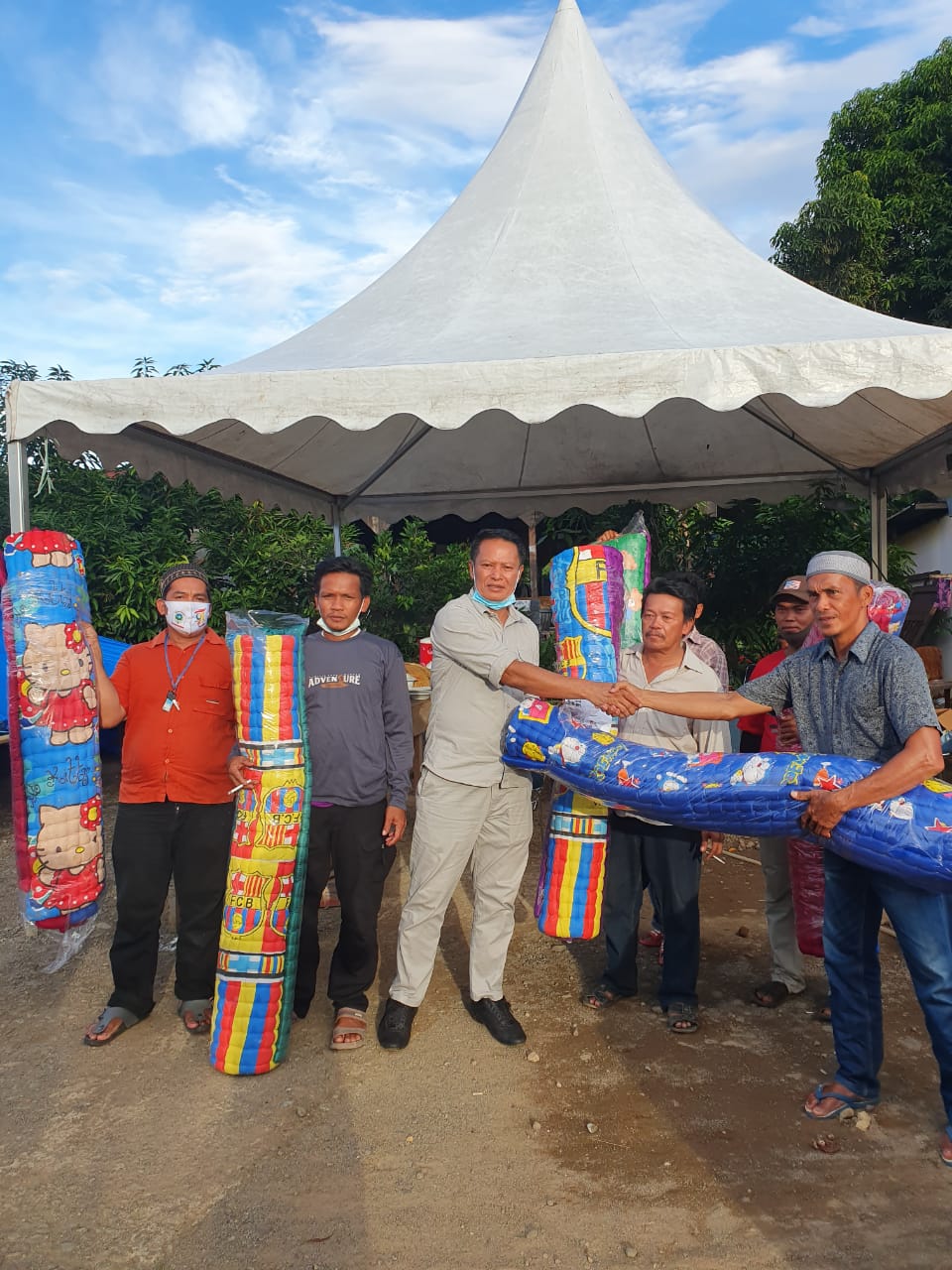 Legislator H Damris Berikan Bantuan kasur dan Obat-obatan Kepada Korban Gempa di Mamuju